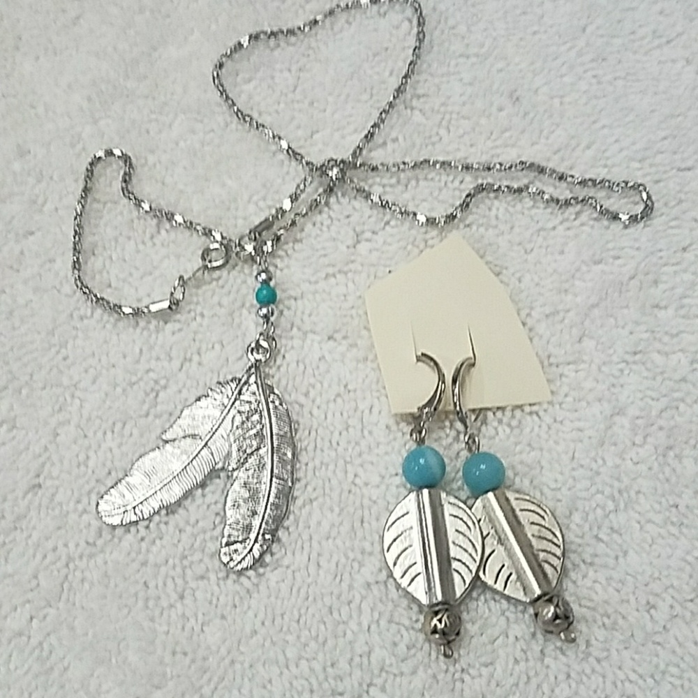 ❤ 2/$30 Cute feather necklace and earrings